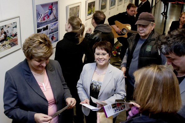  – Birgit Diezel (im Bild links) und Anita Grasse (rechts) eröffneten die Fotoausstellung.