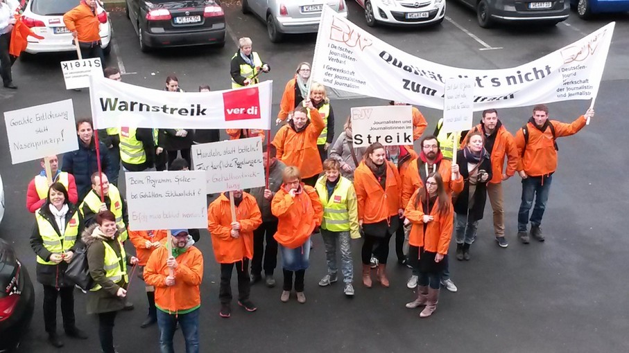  – Über 30 Kolleginnen und Kollegen von Antenne Thüringern folgten dem Streikaufruf und forderten Verhandlungen für einen Tarifvertrag. Foto: DJV Thüringen