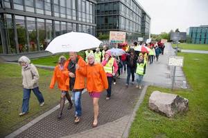  – Demonstrationszug zum Streiklokal. Trotz miesen Wetters kamen 90 Beschäftigte vor´s Tor.